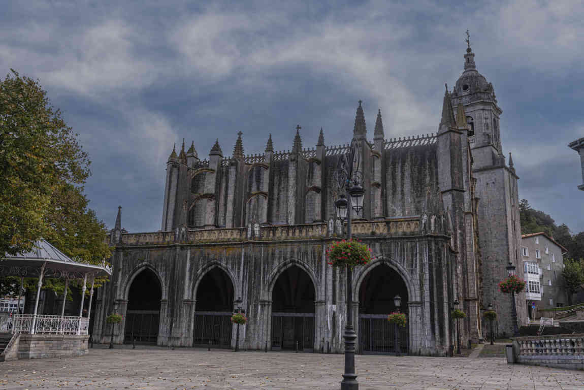 Vizcaya - Lequeitio 07 - basílica de Santa Maria de Lequeitio.jpg